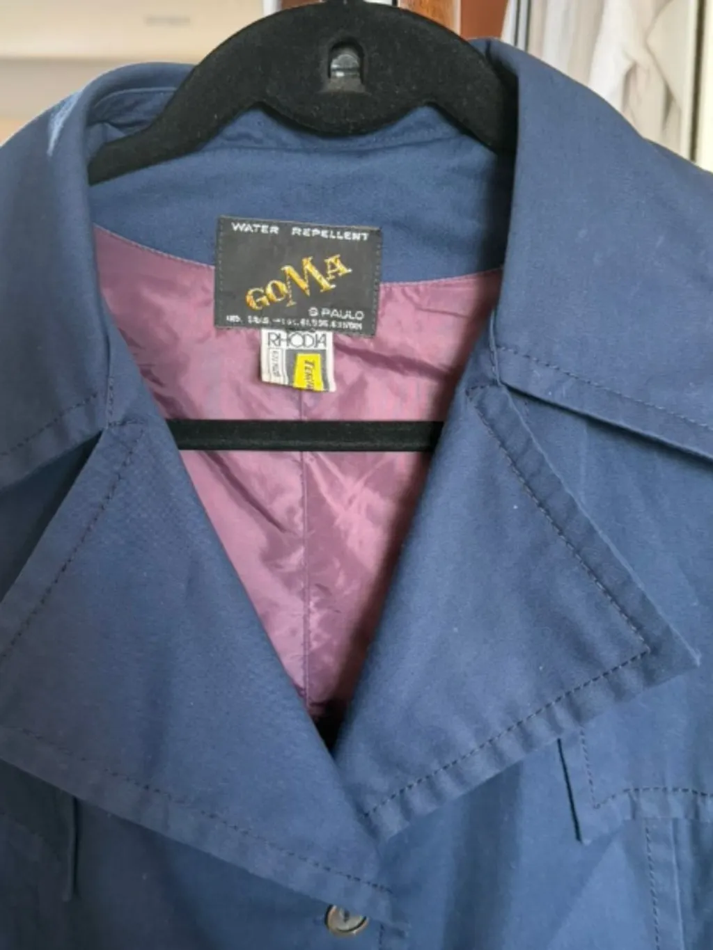 Casaco trench coat azul marinho Goma São Paulo elegante vintage