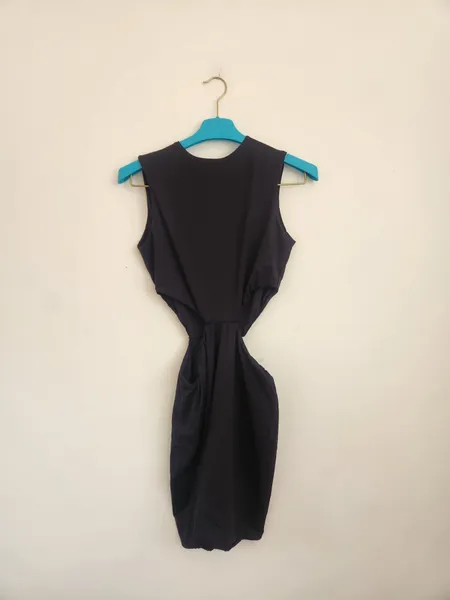 vestido curto recortes laterais