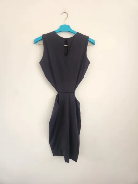 vestido curto recortes laterais