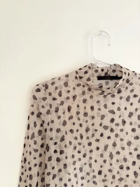 Blusa de tule poá