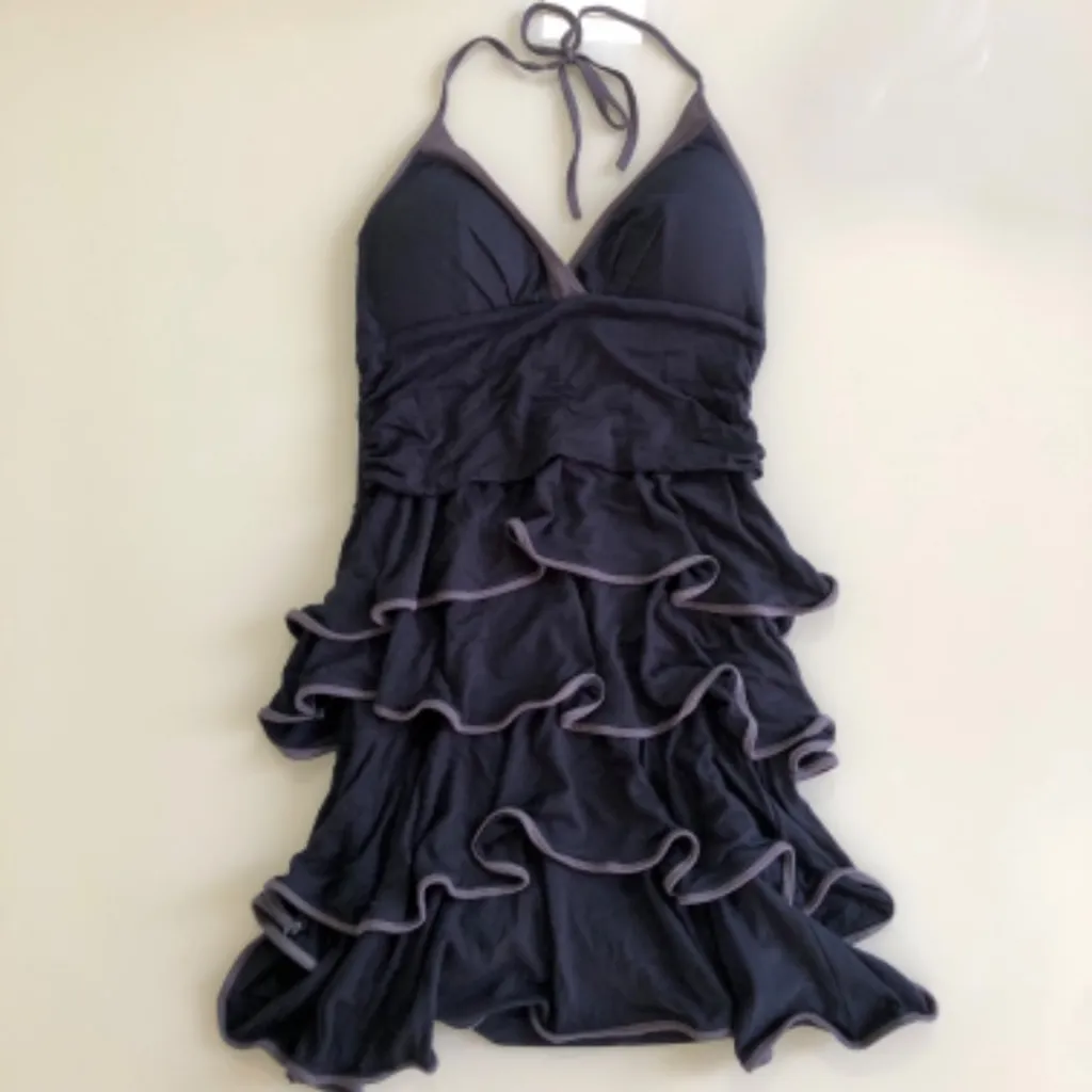 vestido frente única preto - babados em camadas ajustável