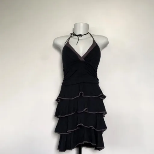 vestido frente única preto - babados em camadas ajustável