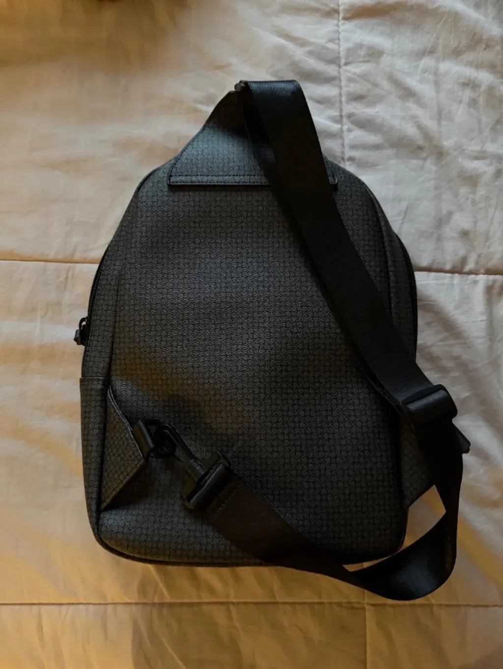 bolsa mochila transversal guess