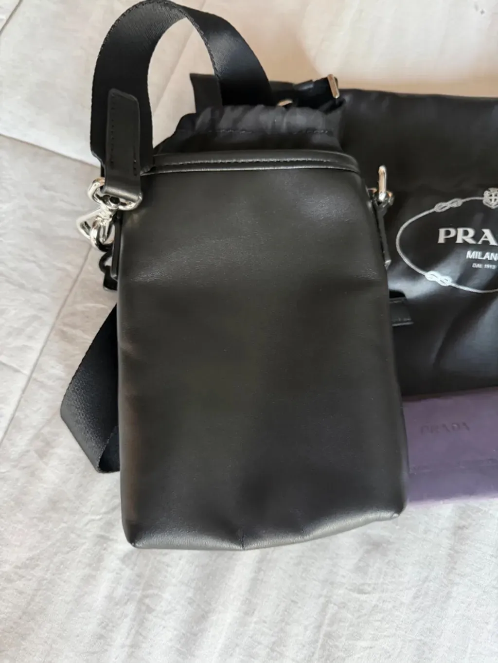 mini bolsa preta prada smartphone bag