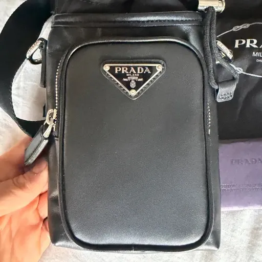 mini bolsa preta prada smartphone bag