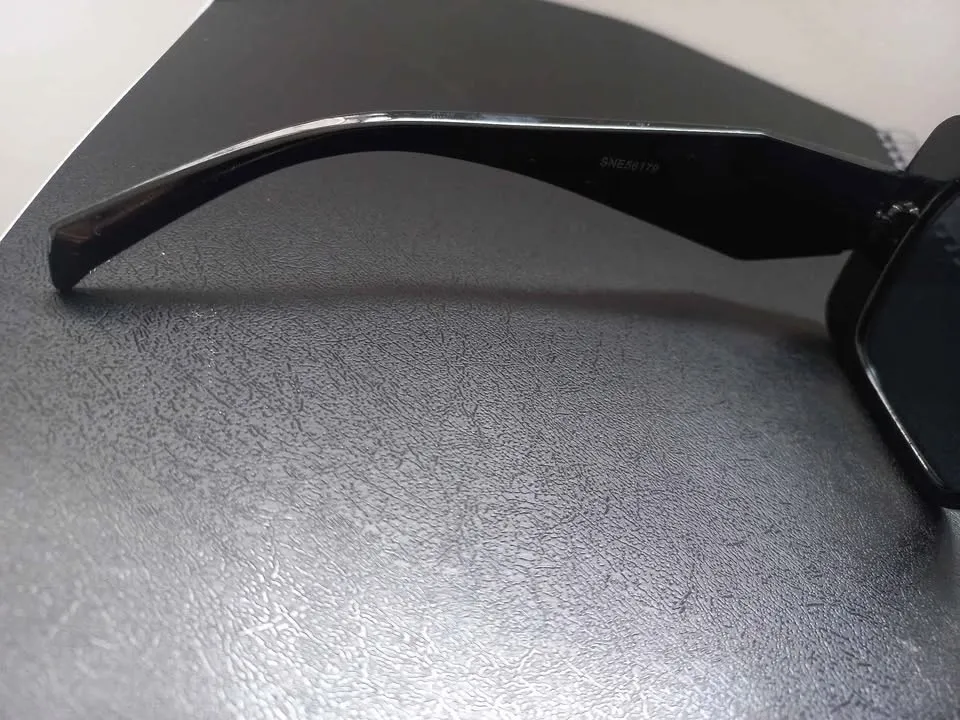 OCULOS ESCURO FEMININO