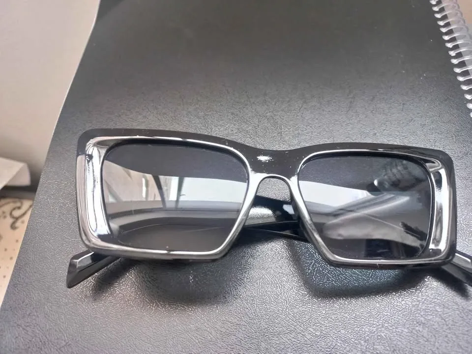 OCULOS ESCURO FEMININO