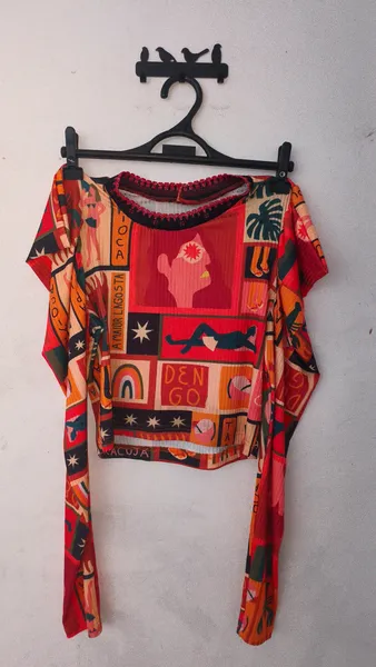 Cropped manda longa estampado