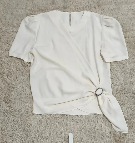 Blusa vintage com fivela lateral