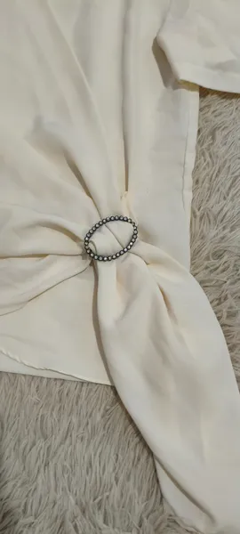 Blusa vintage com fivela lateral