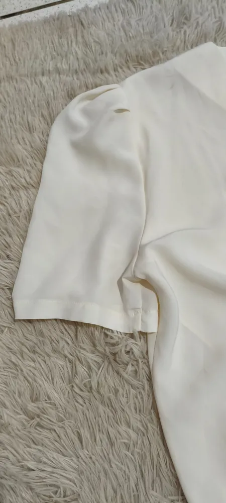 Blusa vintage com fivela lateral