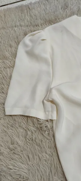 Blusa vintage com fivela lateral
