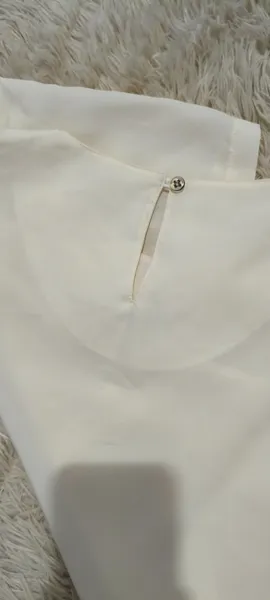 Blusa vintage com fivela lateral