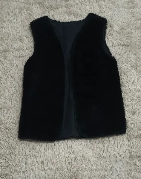 colete preto de pelúcia