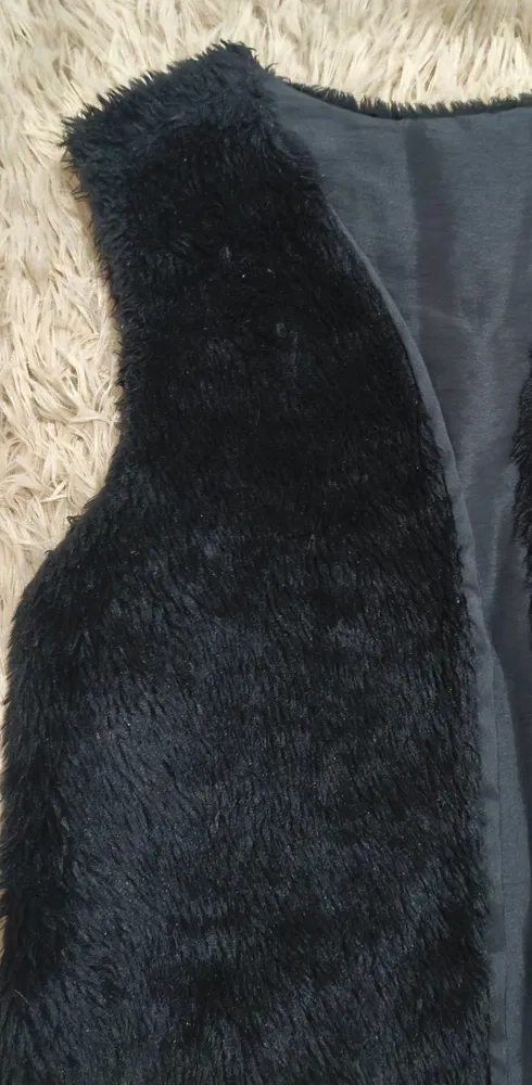 colete preto de pelúcia
