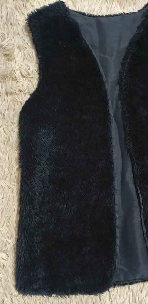 colete preto de pelúcia