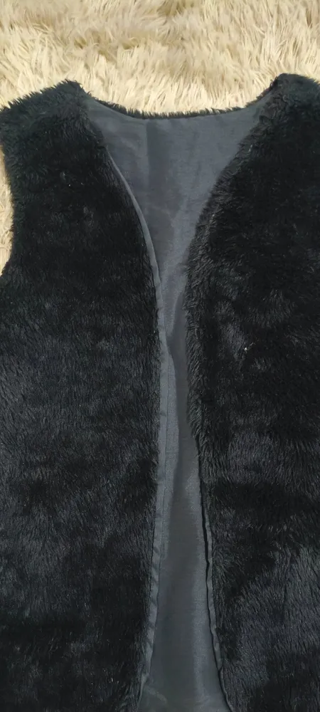 colete preto de pelúcia