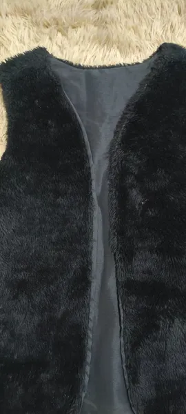 colete preto de pelúcia