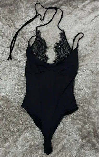 Body preto com renda combinada Zara