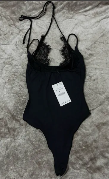Body preto com renda combinada Zara