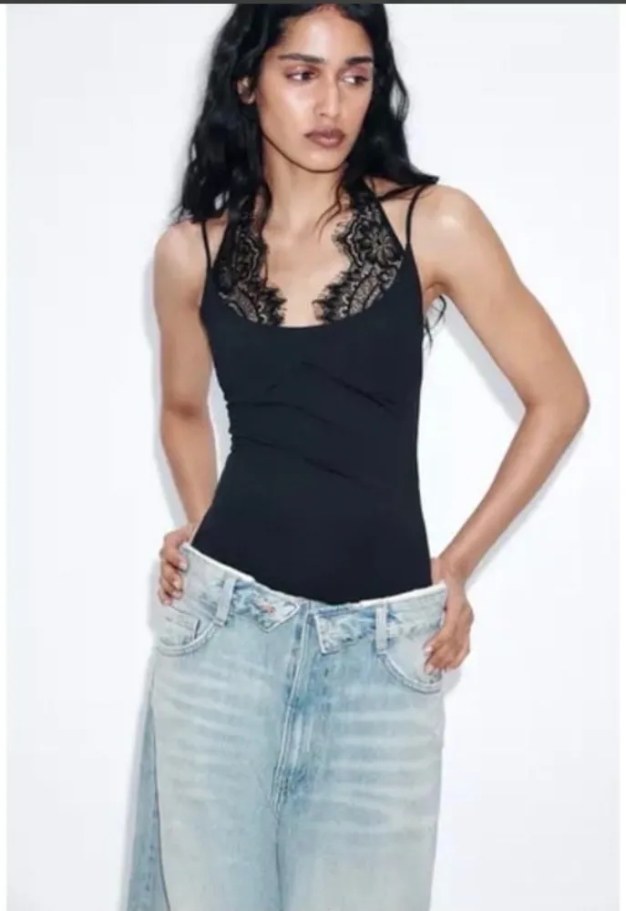 Body preto com renda combinada Zara