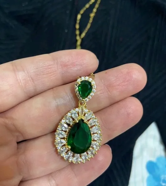 Lindo colar gota em aço folheado cravejado com zirconias