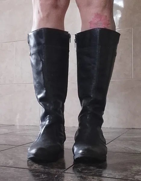 Bota de couro legitimo preta pouco uso