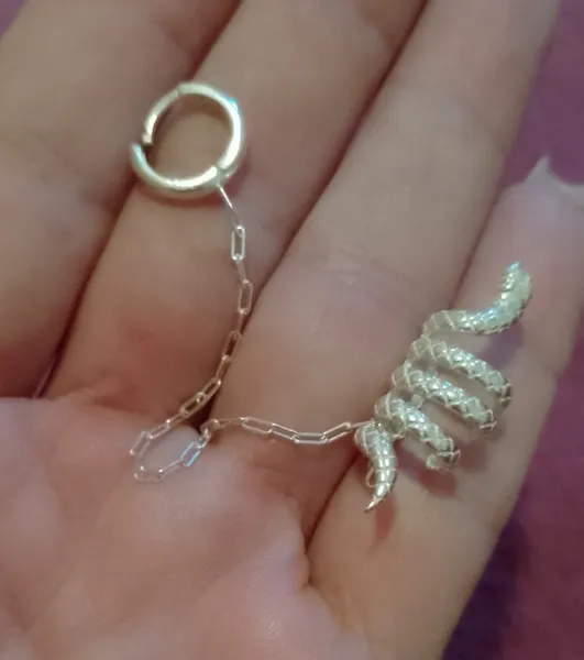 Brinco argola com piercing fake de cobra em prata 925