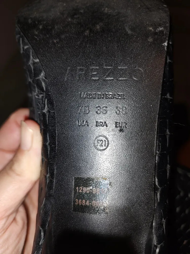 Bota Arezzo vazada