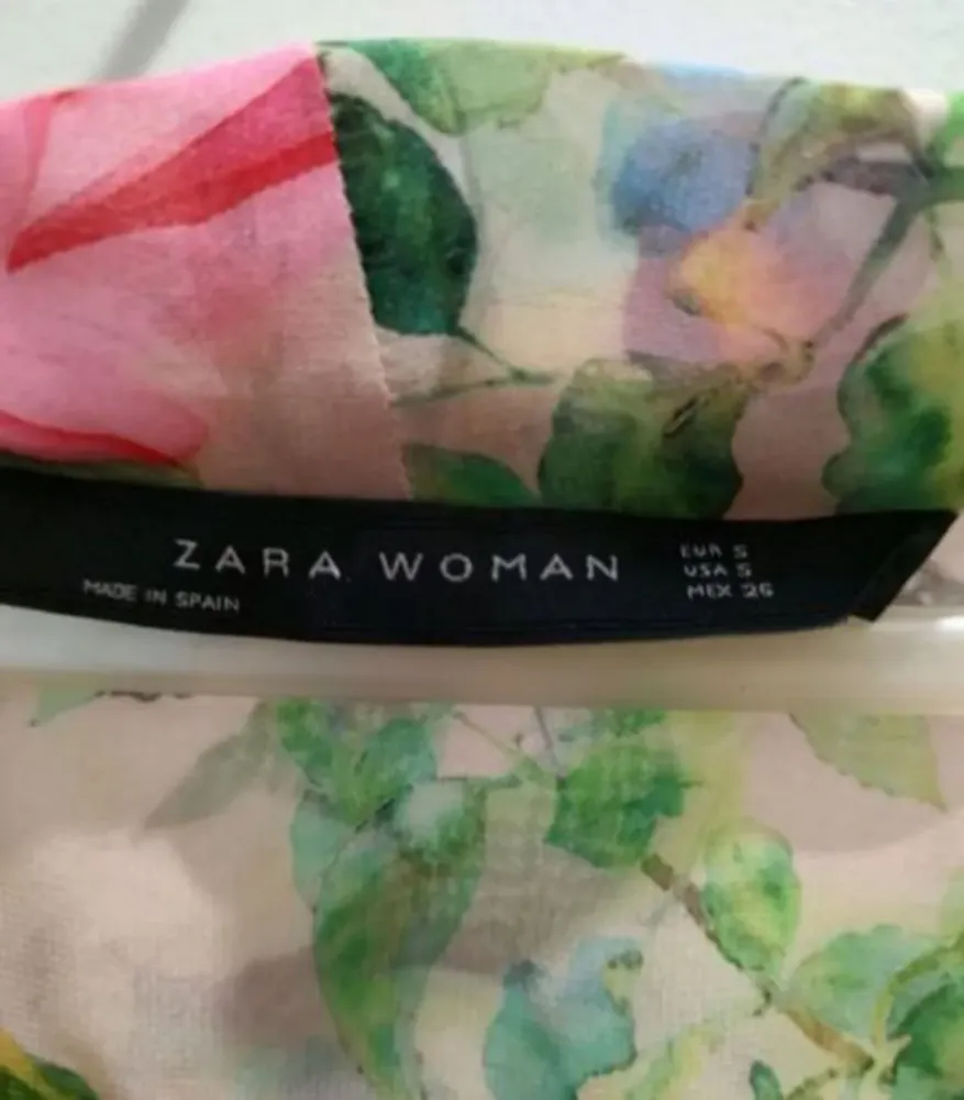 Blusa feminina flora Zara com leve transparência tam. p