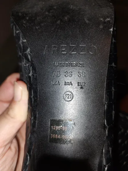 Bota Arezzo vazada