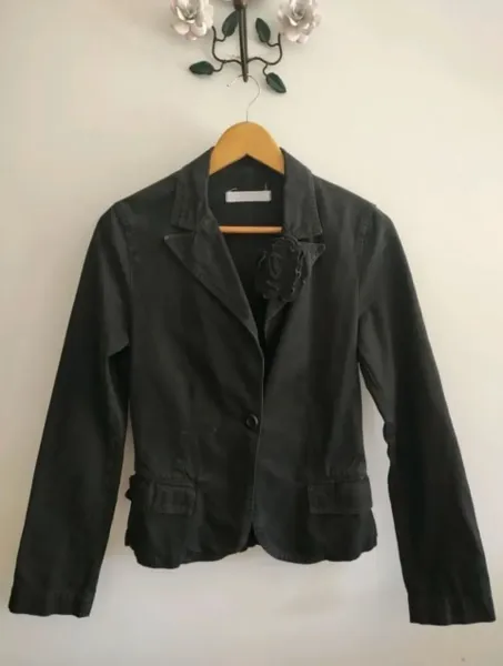 Blazer feminino Zara com flor na lapela