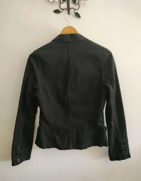 Blazer feminino Zara com flor na lapela