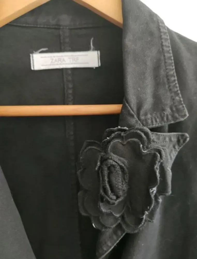Blazer feminino Zara com flor na lapela