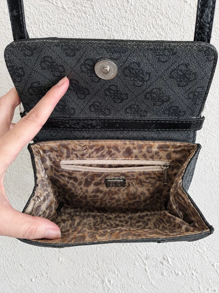 Bolsinha Guess Original com alça em verniz
