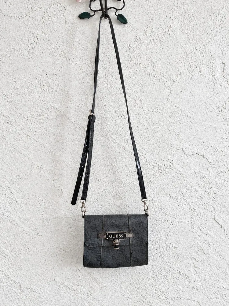 Bolsinha Guess Original com alça em verniz