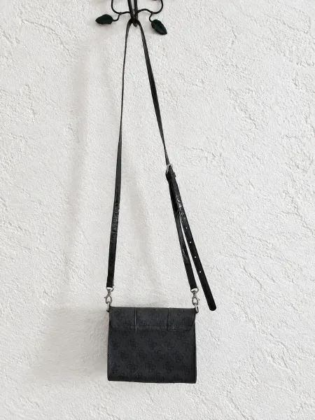 Bolsinha Guess Original com alça em verniz