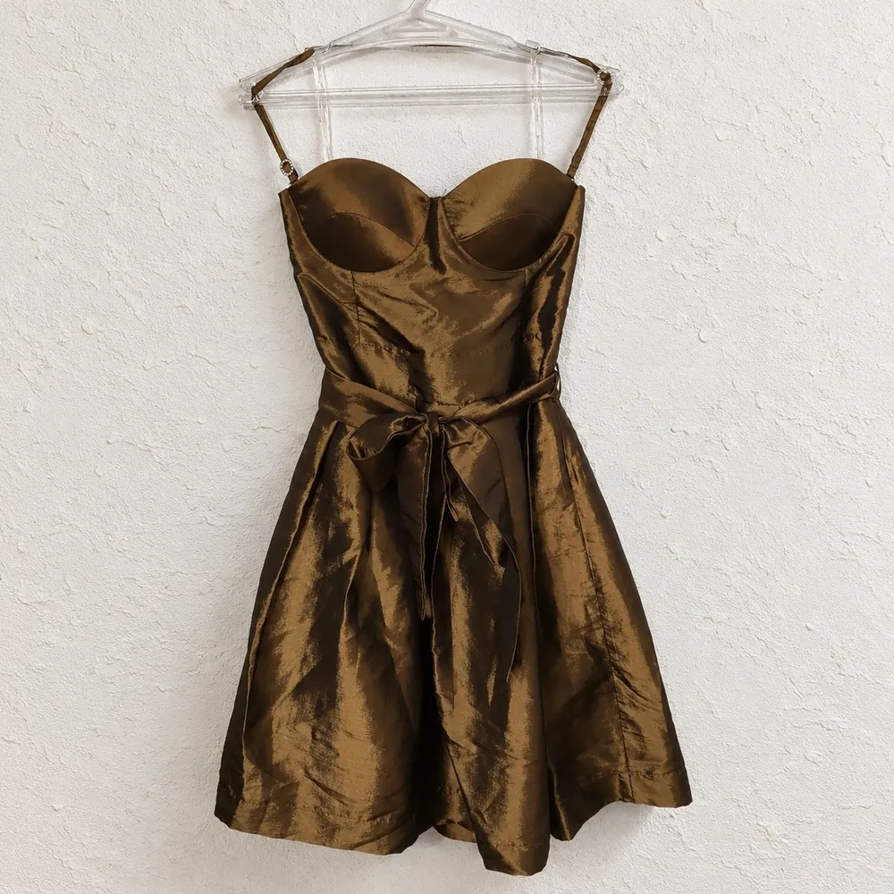 Vestido de festa em tafetá bronze