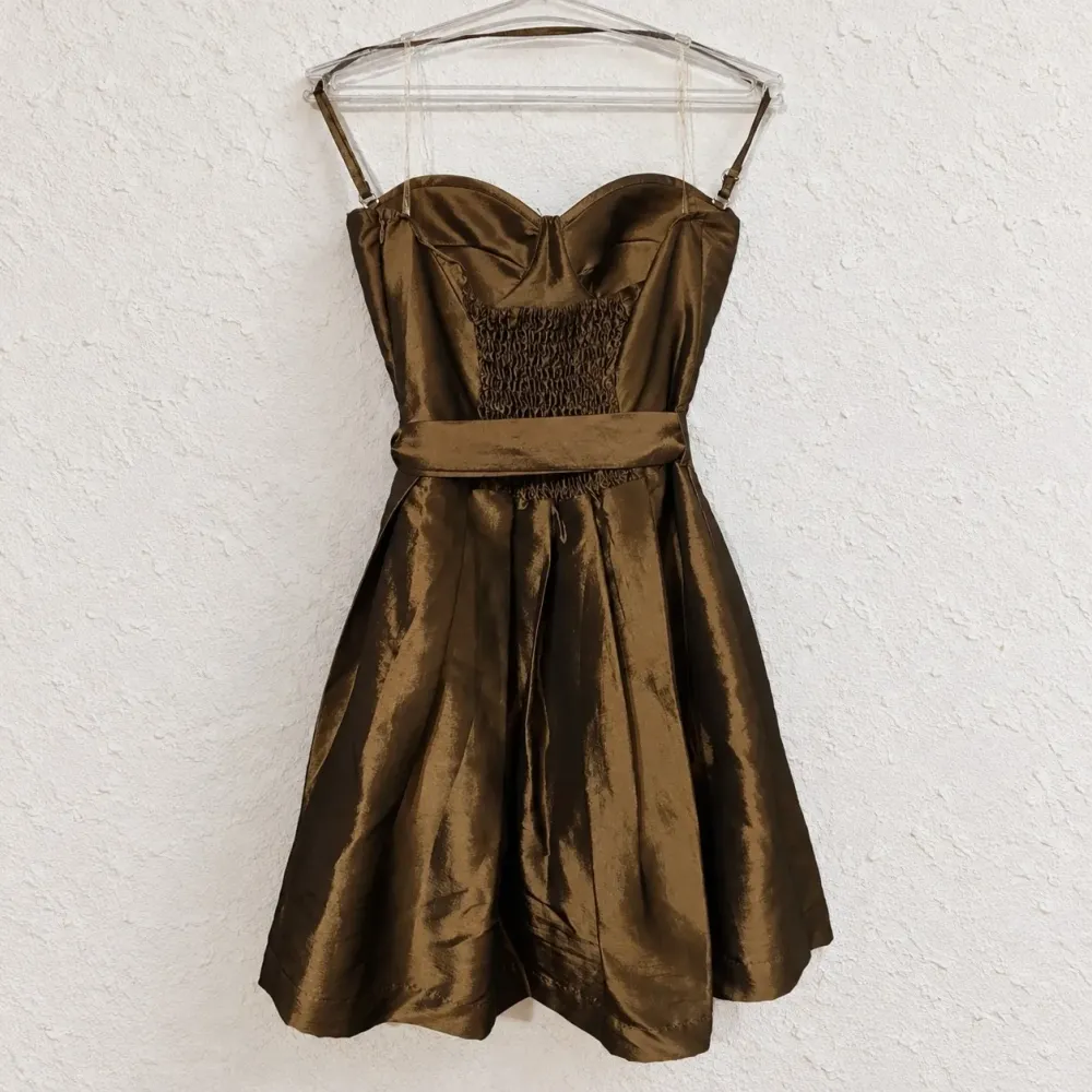 Vestido de festa em tafetá bronze