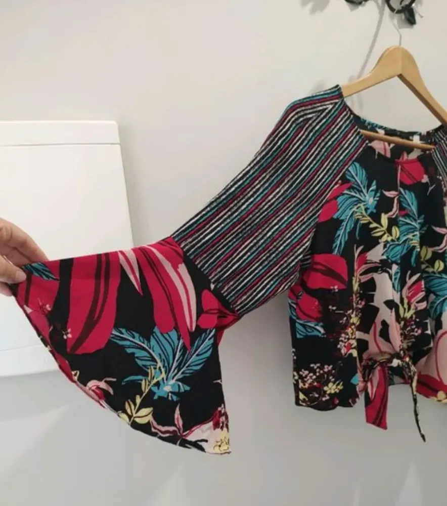 Blusa TVZ feminina manga boca de sino