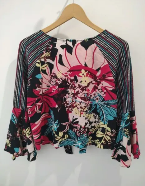 Blusa TVZ feminina manga boca de sino