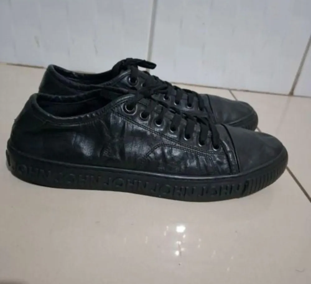 tênis john john preto couro legítimo n42 original impecável