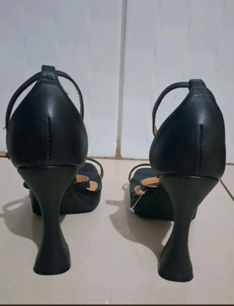 sandália vizzano tam 39   salto geométrico 11cm preta