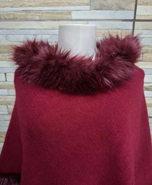 poncho vinho tam único  pelúcia gola alta franjas seminovo