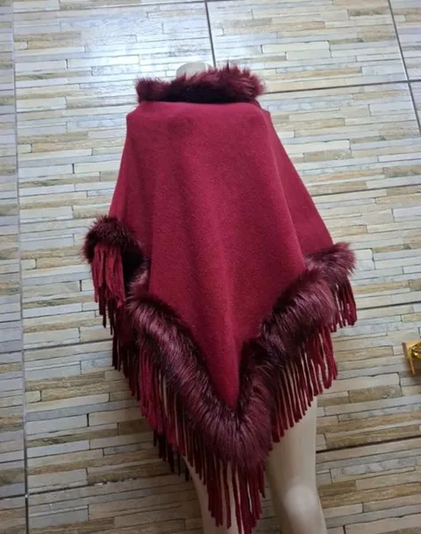 poncho vinho tam único  pelúcia gola alta franjas seminovo