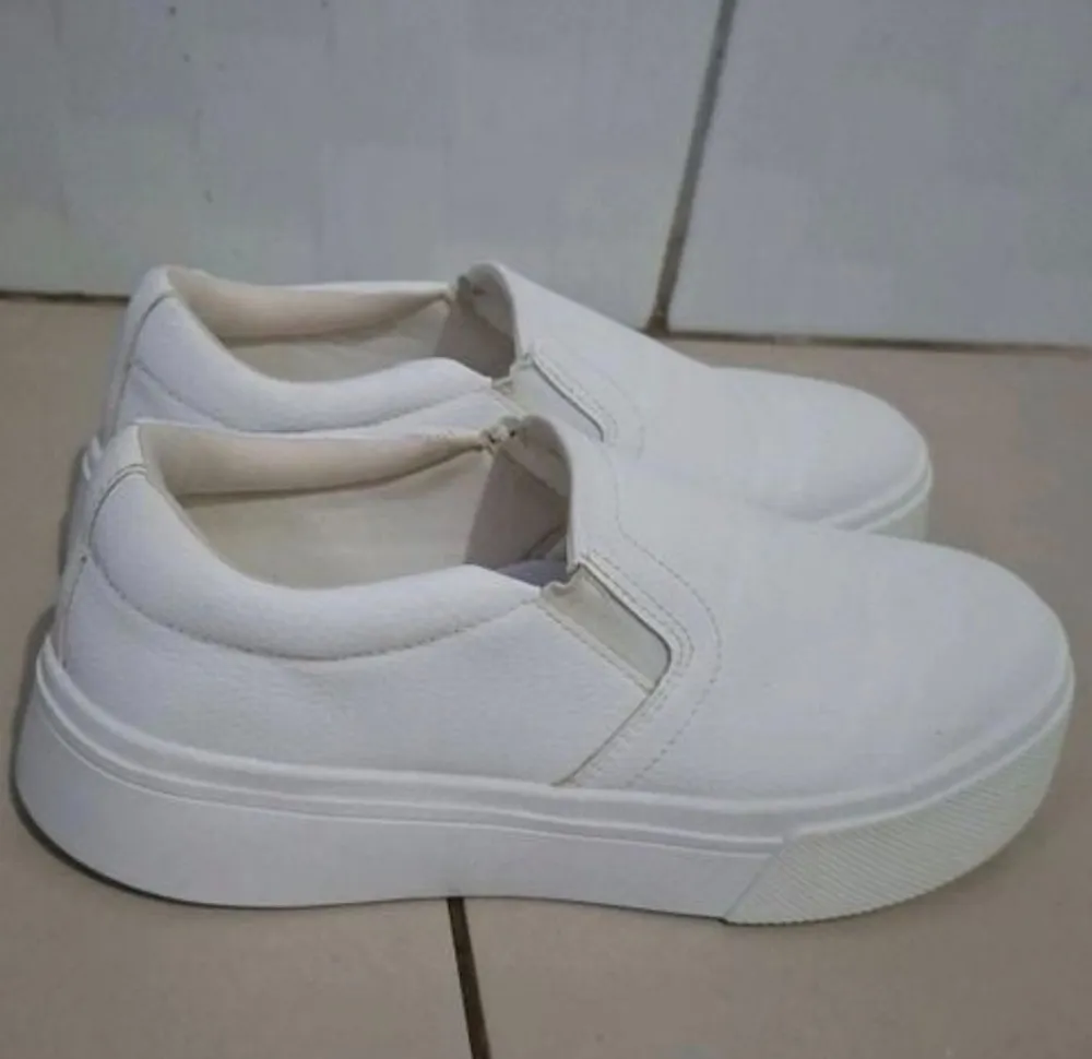 tênis slip on zara branco EU40 BR 38 seminovo e confortável