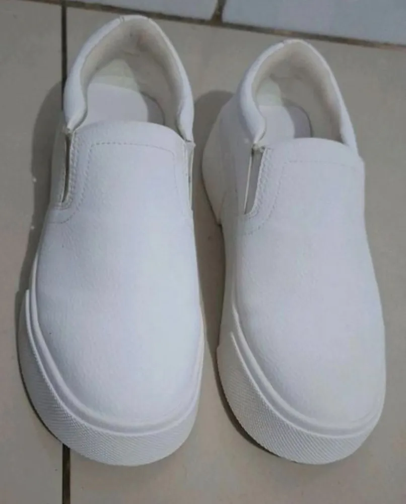 tênis slip on zara branco EU40 BR 38 seminovo e confortável