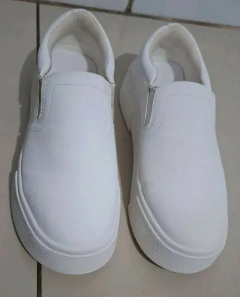 tênis slip on zara branco EU40 BR 38 seminovo e confortável
