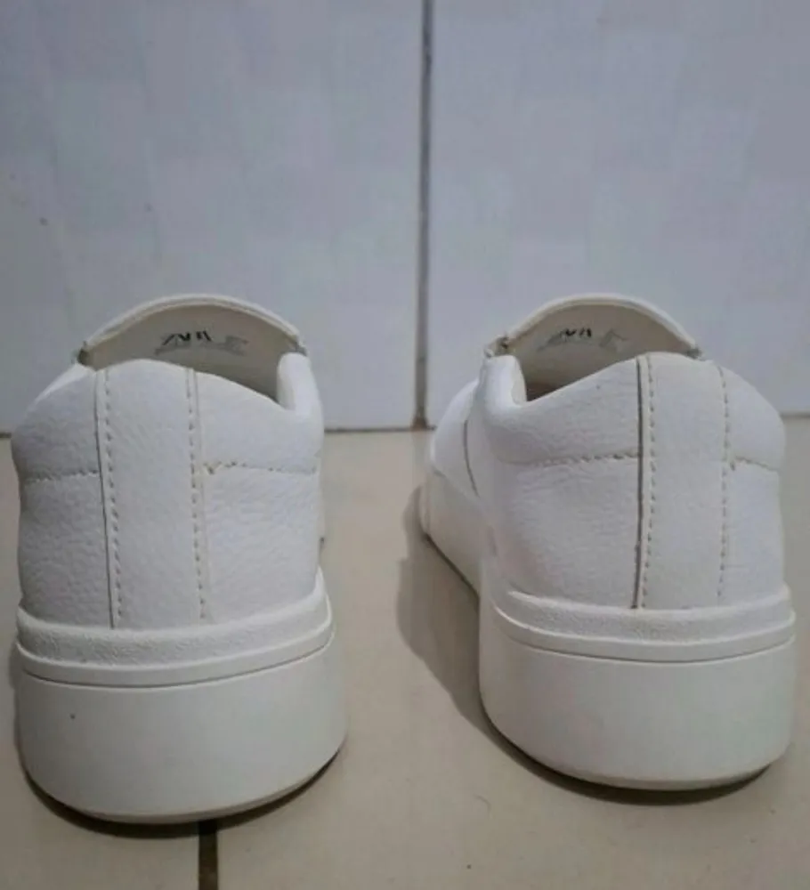 tênis slip on zara branco EU40 BR 38 seminovo e confortável