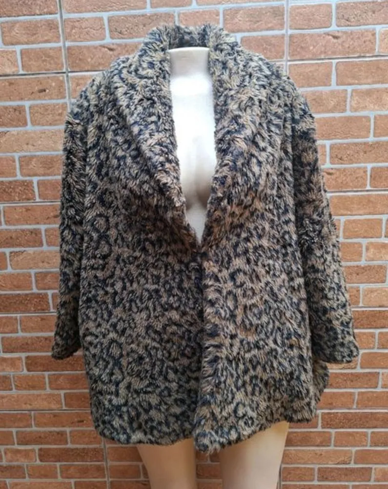 casaco plus size  animal print  pelo sintético veste 48 a 52